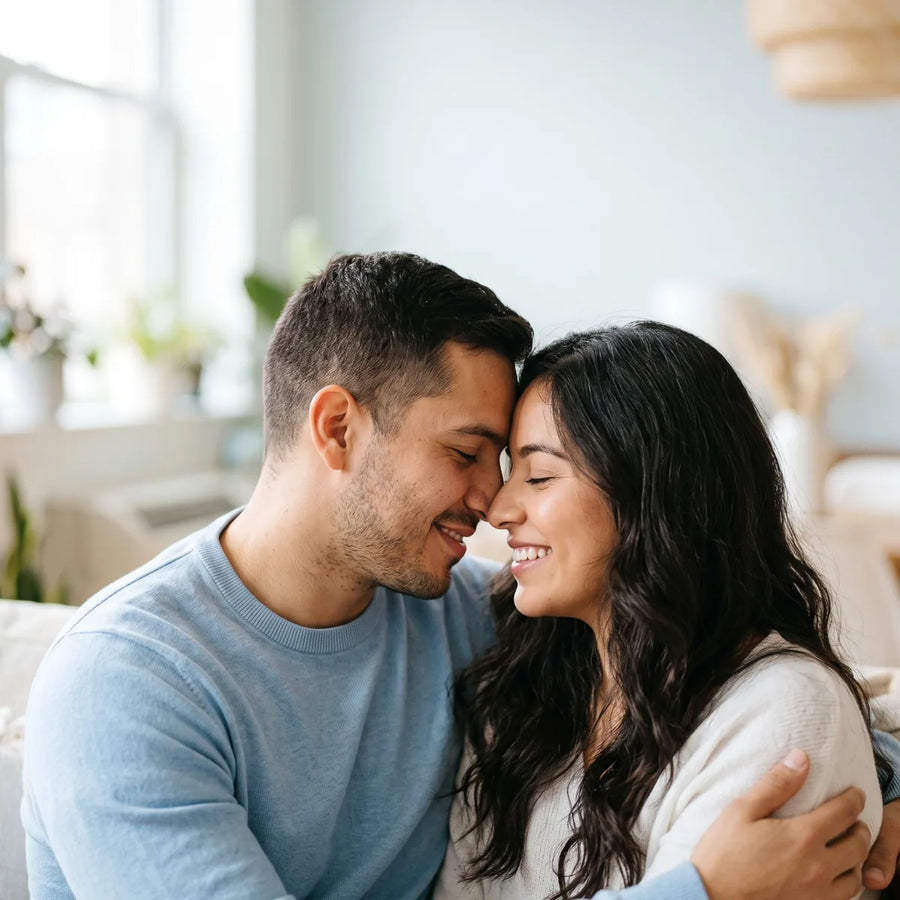 Pareja sonriendo a punto de darse un beso